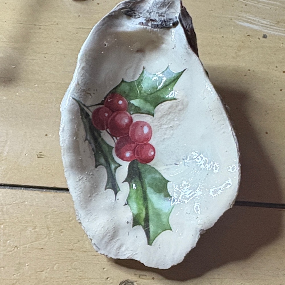 Decorative Oyster Shell with Holly Design
